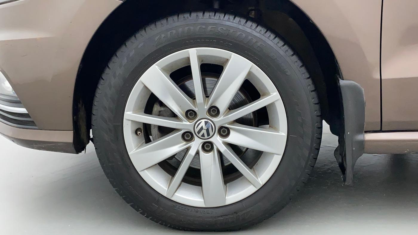 2017 Volkswagen Ameo HIGHLINE1.5L, Diesel, Manual, 1,10,257 km, Left Front Wheel