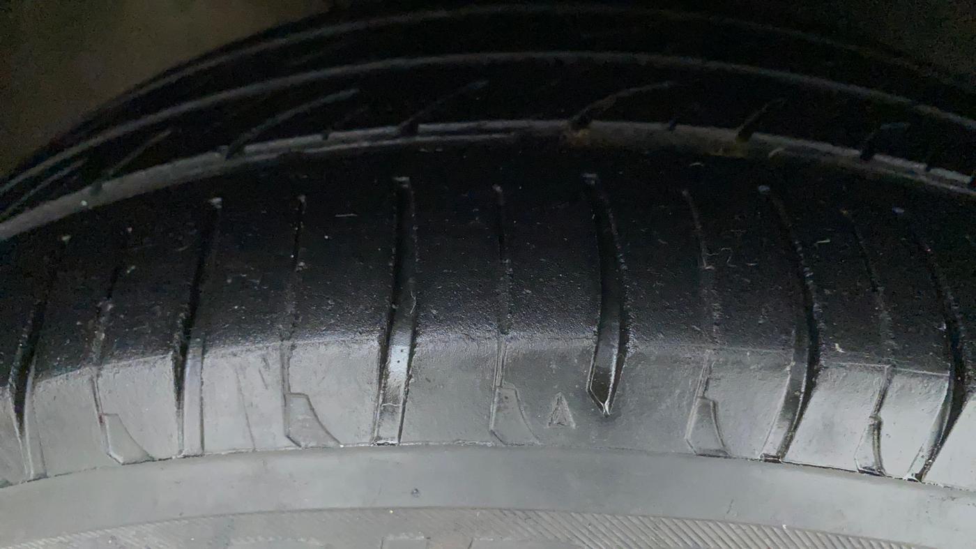 2017 Volkswagen Ameo HIGHLINE1.5L, Diesel, Manual, 1,10,257 km, Right Front Tyre Tread