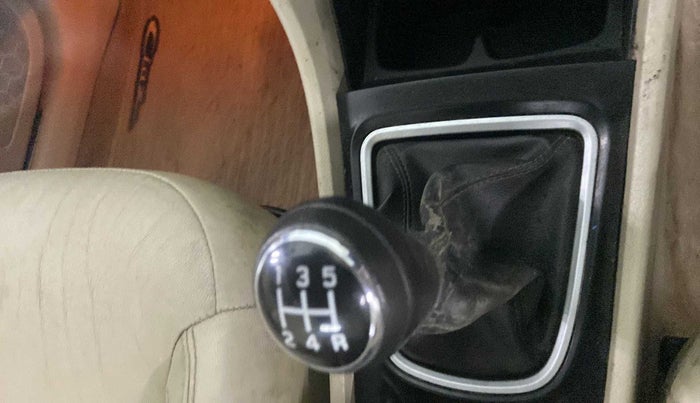 2014 Maruti Ciaz ZXI, Petrol, Manual, 84,712 km, Gear lever - Boot cover slightly torn