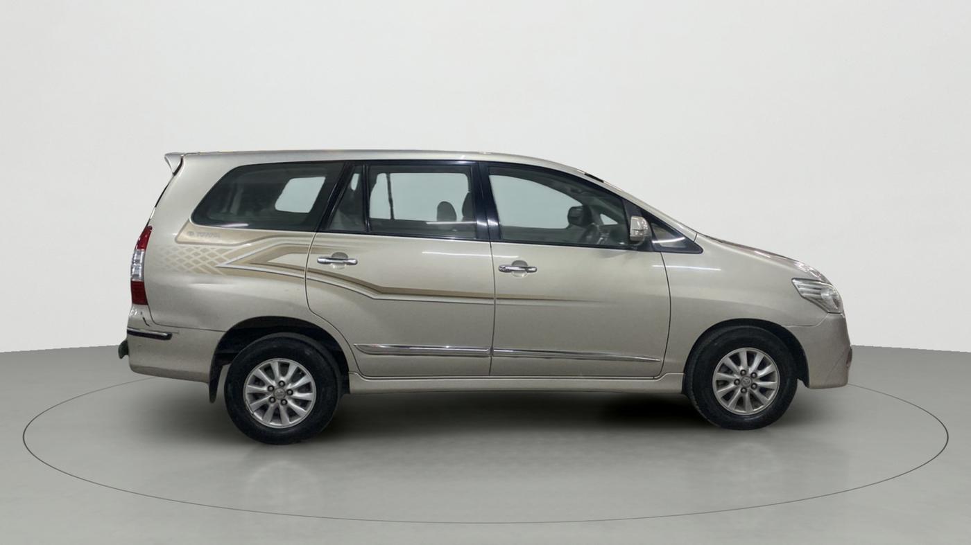 2013 Toyota Innova 2.5 ZX 7 STR, Diesel, Manual, 1,11,361 km, Right Side View