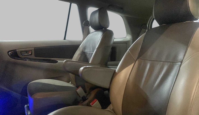 2013 Toyota Innova 2.5 ZX 7 STR, Diesel, Manual, 1,11,361 km, Right Side Rear Door Cabin