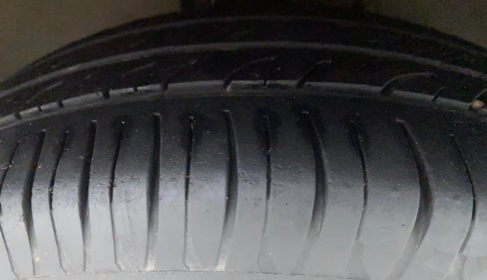 2016 Maruti Celerio ZXI (O), Petrol, Manual, 1,08,582 km, Right Front Tyre Tread