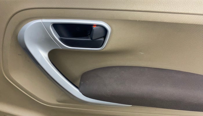2016 Mahindra TUV300 T8, Diesel, Manual, 82,126 km, Driver Side Door Panels Control