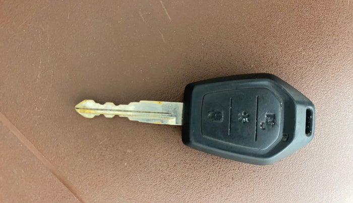 2016 Mahindra TUV300 T8, Diesel, Manual, 82,126 km, Key Close Up