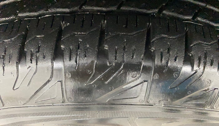 2016 Mahindra TUV300 T8, Diesel, Manual, 82,126 km, Left Front Tyre Tread