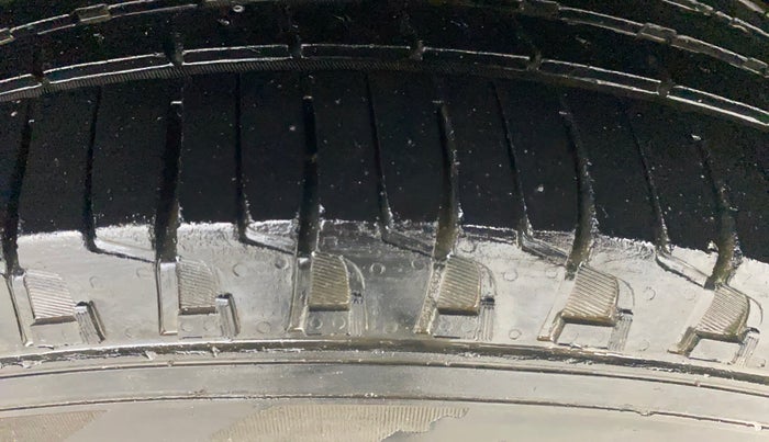 2016 Mahindra TUV300 T8, Diesel, Manual, 82,126 km, Left Rear Tyre Tread