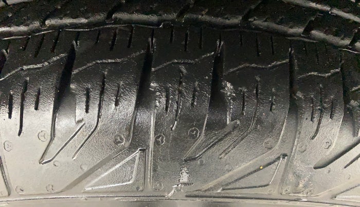 2016 Mahindra TUV300 T8, Diesel, Manual, 82,126 km, Right Front Tyre Tread