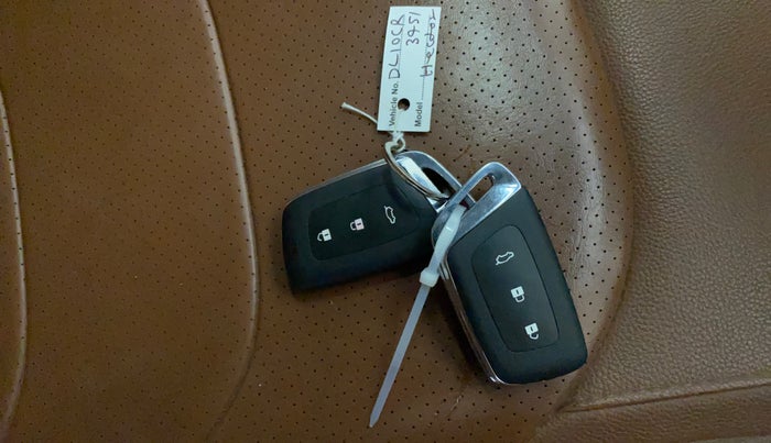 2022 MG HECTOR PLUS SHARP 1.5 PETROL TURBO CVT 6-STR, Petrol, Automatic, 32,789 km, Key Close Up