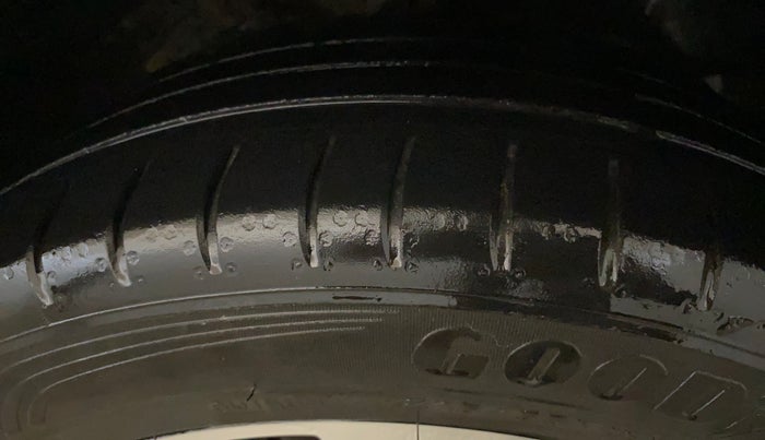 2022 MG HECTOR PLUS SHARP 1.5 PETROL TURBO CVT 6-STR, Petrol, Automatic, 32,789 km, Right Front Tyre Tread