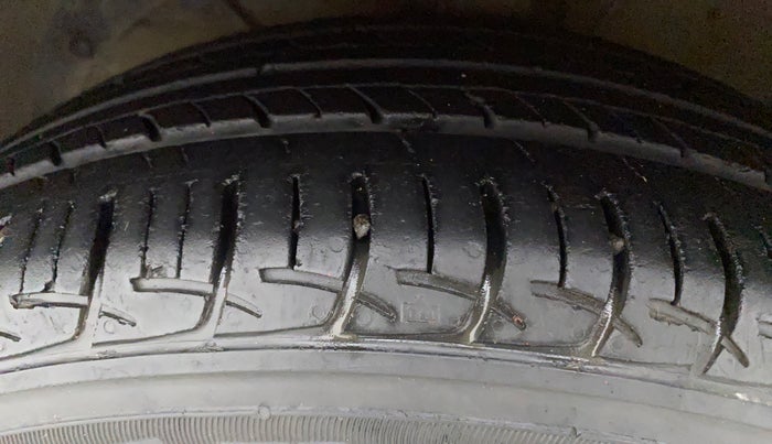 2016 Maruti Baleno DELTA PETROL 1.2, Petrol, Manual, 87,367 km, Left Front Tyre Tread