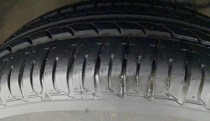 2013 Toyota Etios Liva GD, Diesel, Manual, 60,588 km, Right Front Tyre Tread