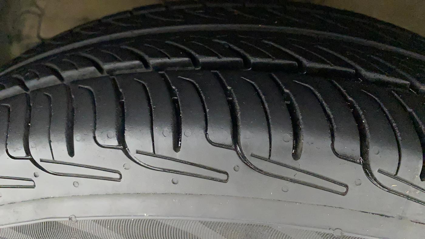 2018 Maruti Dzire VXI, Petrol, Manual, 71,165 km, Left Front Tyre Tread