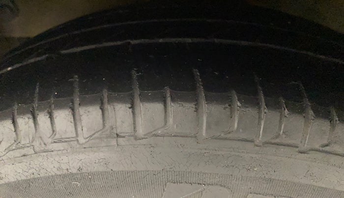 2015 Hyundai i10 SPORTZ 1.1, Petrol, Manual, 37,595 km, Left Front Tyre Tread