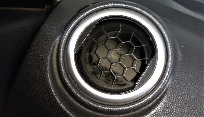 2016 Maruti Alto 800 VXI, Petrol, Manual, 65,374 km, AC Unit - Front vent has minor damage