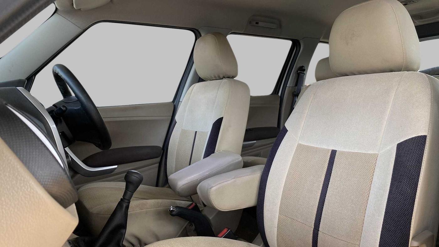 2017 Mahindra TUV300 T8, Diesel, Manual, 77,818 km, Right Side Front Door Cabin