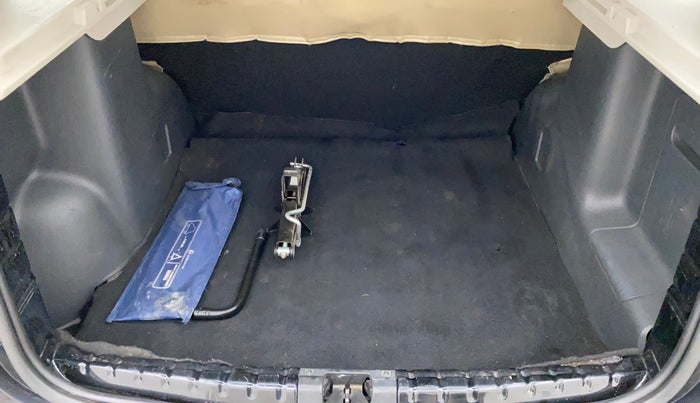 2015 Renault Duster 85 PS RXL PLUS DIESEL, Diesel, Manual, 93,514 km, Dicky (Boot door) - Parcel tray missing