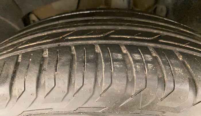 2015 Renault Duster 85 PS RXL PLUS DIESEL, Diesel, Manual, 93,514 km, Left Front Tyre Tread