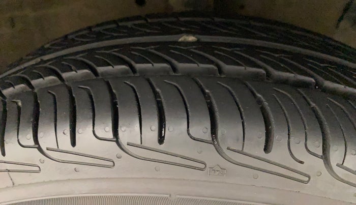 2015 Maruti Swift VXI, Petrol, Manual, 67,153 km, Right Front Tyre Tread