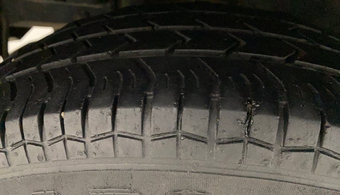 2015 Maruti Swift VXI, Petrol, Manual, 67,153 km, Right Rear Tyre Tread