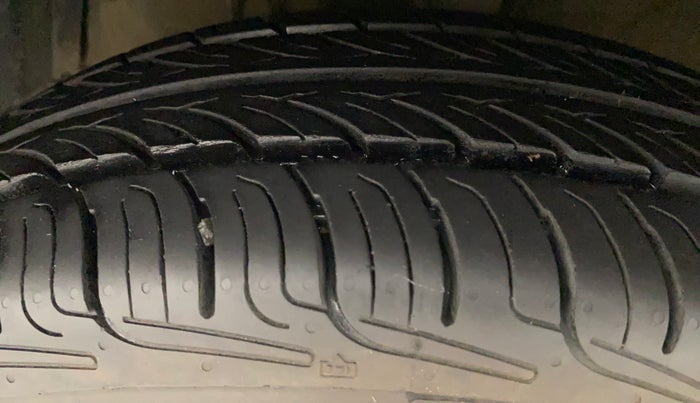 2015 Maruti Swift VXI, Petrol, Manual, 67,153 km, Left Front Tyre Tread