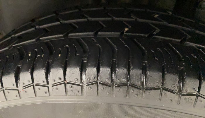 2015 Maruti Swift VXI, Petrol, Manual, 67,153 km, Left Rear Tyre Tread