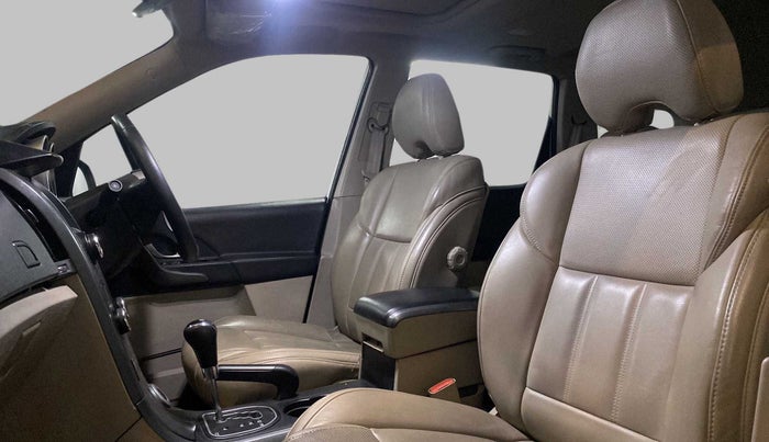 2018 Mahindra XUV500 W10 AT, Diesel, Automatic, 55,433 km, Right Side Front Door Cabin