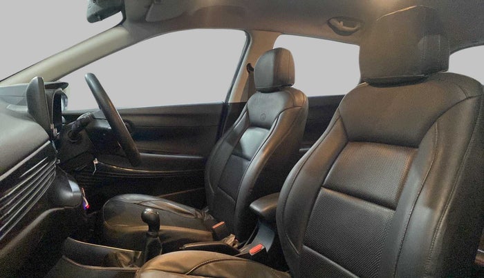 2022 Hyundai NEW I20 MAGNA 1.2 MT, Petrol, Manual, 13,702 km, Right Side Front Door Cabin
