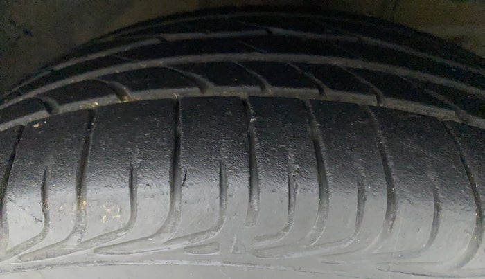 2012 Toyota Etios Liva VX, Petrol, Manual, 65,684 km, Right Front Tyre Tread