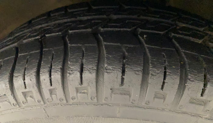 2016 Maruti Alto 800 LXI, Petrol, Manual, 52,766 km, Left Front Tyre Tread
