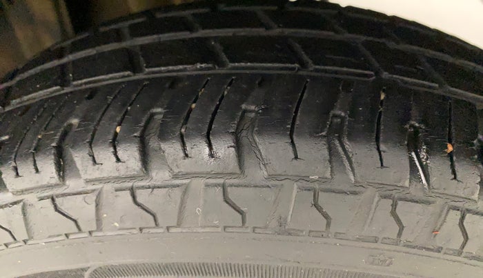2016 Maruti Alto 800 LXI, Petrol, Manual, 52,766 km, Left Rear Tyre Tread