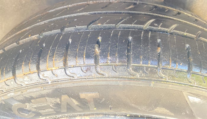 2014 Maruti Ciaz VXI+, Petrol, Manual, 1,07,012 km, Left Rear Tyre Tread