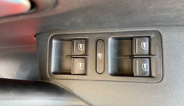 2018 Volkswagen Polo HIGHLINE 1.0L, Petrol, Manual, 73,814 km, Right front window switch / handle - Minor damage