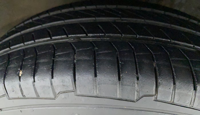 2016 Maruti Alto K10 VXI (O), Petrol, Manual, 62,365 km, Left Front Tyre Tread