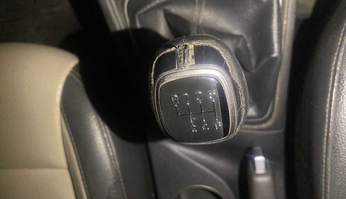 2018 Hyundai Verna 1.6 VTVT SX O, Petrol, Manual, 86,703 km, Gear lever - Knob cover torn