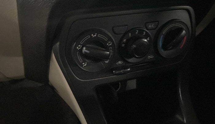 2021 Maruti New Wagon-R LXI CNG 1.0, CNG, Manual, 26,277 km, AC Unit - Directional switch has minor damage