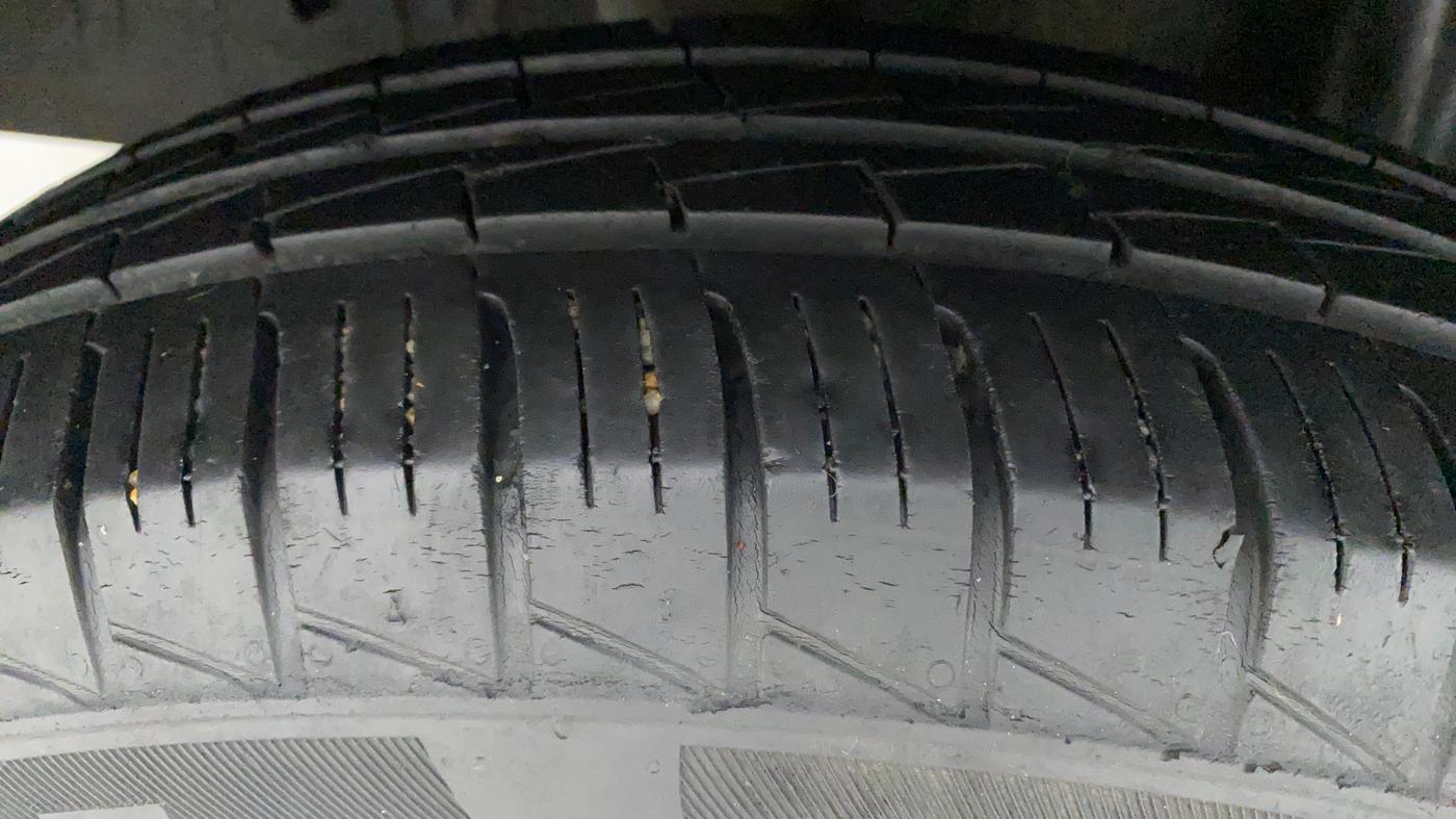 2019 Renault TRIBER RXT, Petrol, Manual, 28,705 km, Right Rear Tyre Tread