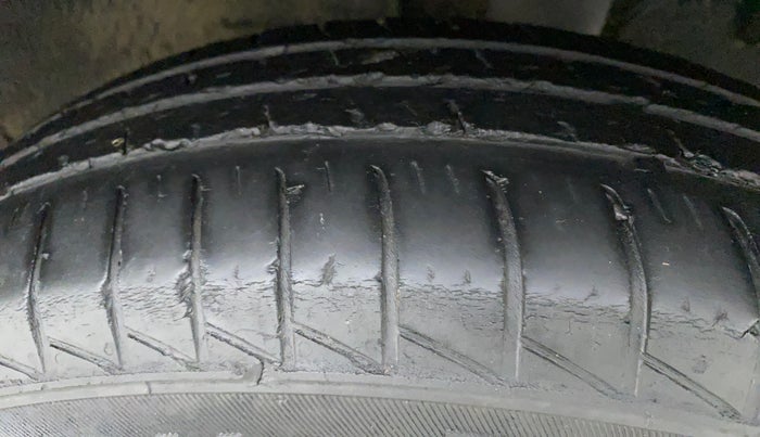 2019 Renault TRIBER RXT, Petrol, Manual, 28,705 km, Left Rear Tyre Tread