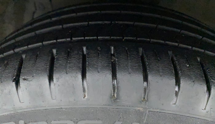 2018 Maruti Ciaz ALPHA 1.5 SHVS PETROL, Petrol, Manual, 44,764 km, Left Front Tyre Tread