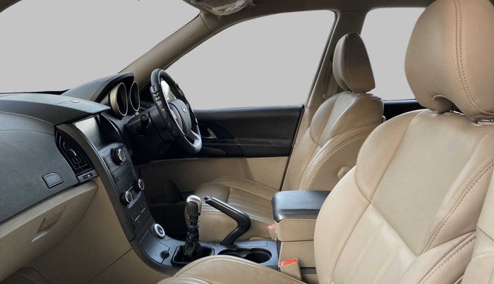 2017 Mahindra XUV500 W8, Diesel, Manual, 22,083 km, Right Side Front Door Cabin