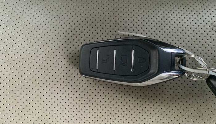 2017 Mahindra XUV500 W8, Diesel, Manual, 22,083 km, Lock system - Keyless sensor not working