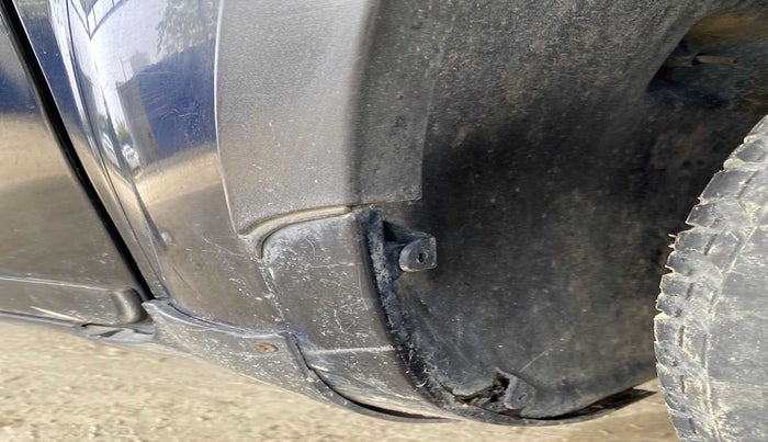 2016 Mahindra XUV500 W6 AT 1.99, Diesel, Automatic, 1,86,022 km, Right fender - Cladding has minor damage