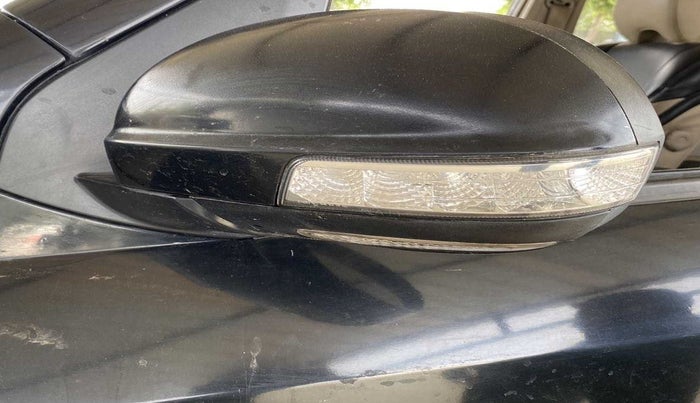 2016 Mahindra XUV500 W6 AT 1.99, Diesel, Automatic, 1,86,022 km, Right rear-view mirror - Indicator light has minor damage