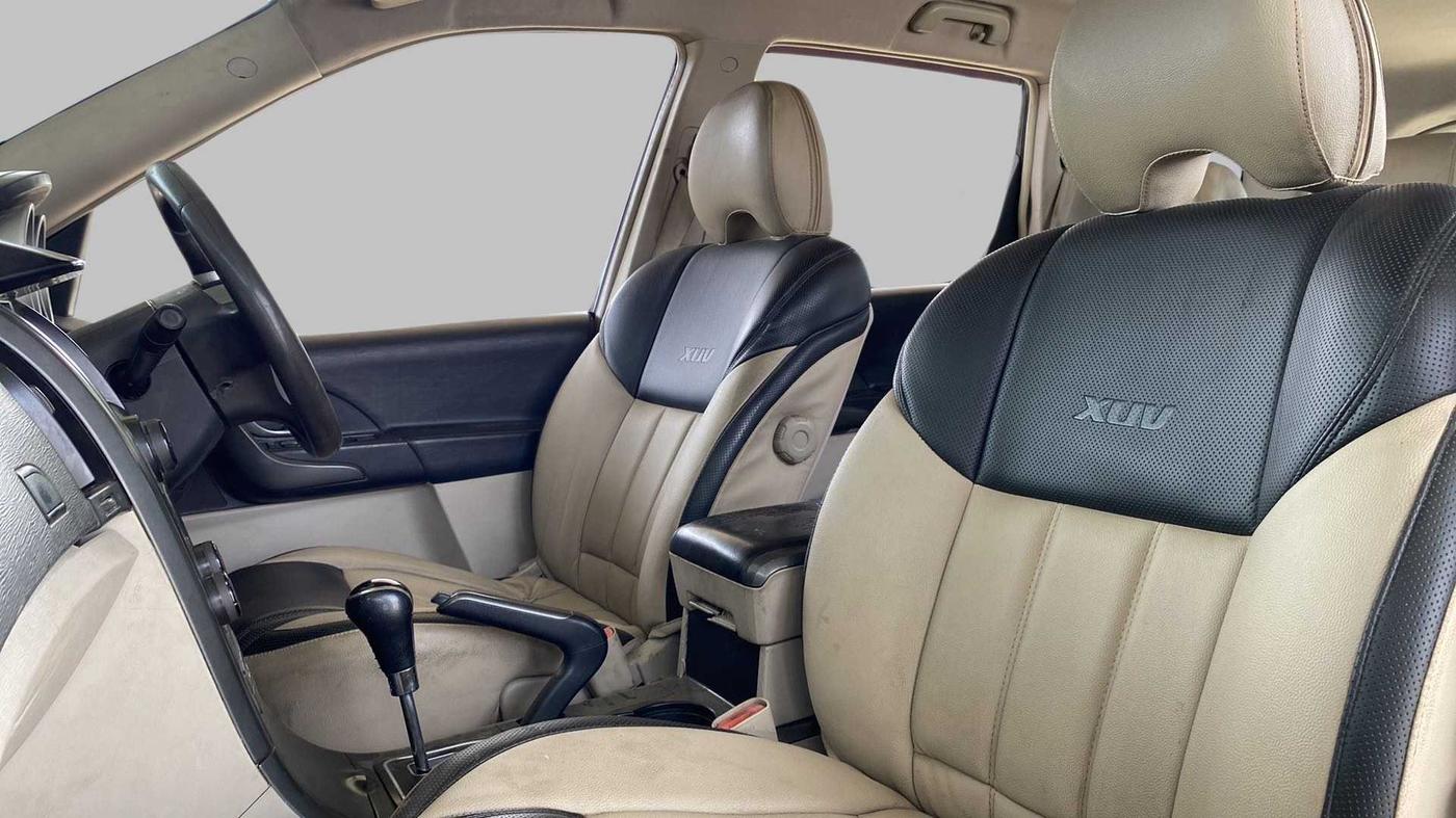 2016 Mahindra XUV500 W6 AT 1.99, Diesel, Automatic, 1,86,022 km, Right Side Front Door Cabin