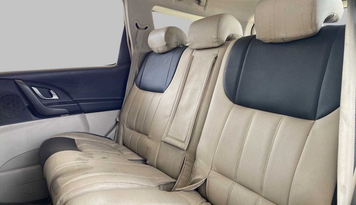 2016 Mahindra XUV500 W6 AT 1.99, Diesel, Automatic, 1,86,022 km, Right Side Rear Door Cabin