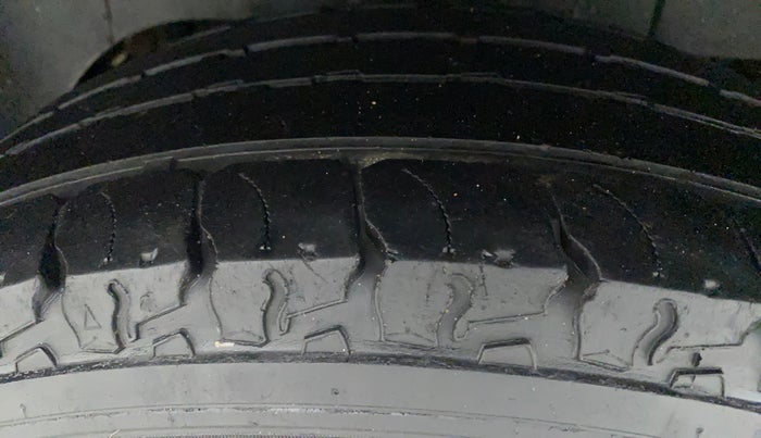 2018 Mahindra TUV300 T10, Diesel, Manual, 54,044 km, Right Rear Tyre Tread