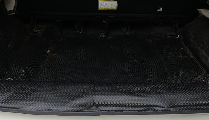 2018 Mahindra TUV300 T10, Diesel, Manual, 54,044 km, Boot Inside