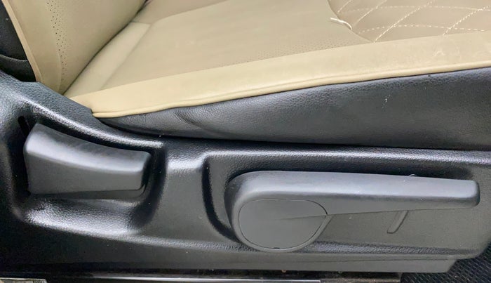 2018 Mahindra TUV300 T10, Diesel, Manual, 54,044 km, Driver Side Adjustment Panel