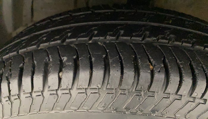 2016 Maruti Swift VXI, Petrol, Manual, 83,096 km, Left Front Tyre Tread