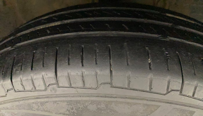 2016 Maruti Swift VXI, Petrol, Manual, 83,096 km, Right Front Tyre Tread