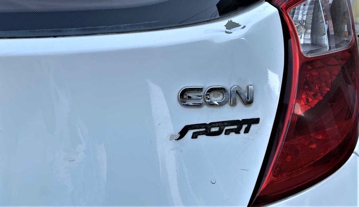 2016 Hyundai Eon SPORTZ, Petrol, Manual, 37,586 km, Dicky (Boot door) - Slightly dented